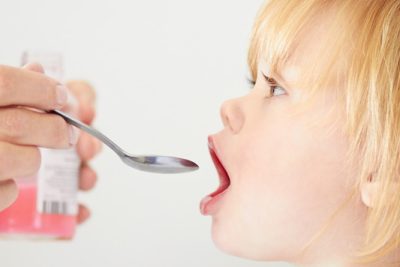 ¿Cuál es la mejor forma de administrar jarabe a un niño? 1 cual es la mejor forma de administrar jarabe a un nino