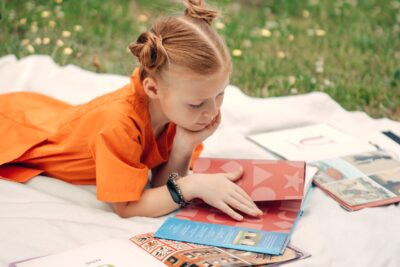 descubre la emotiva historia de una cometa rota que llena de esperanza a un nino y su amigo