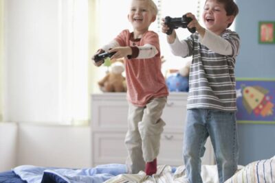 es adecuado que mi hijo juegue muchas horas a los videojuegos