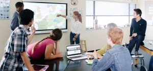 ultimas tendencias en pdis y monitores interactivos para renovar el aprendizaje en el aula